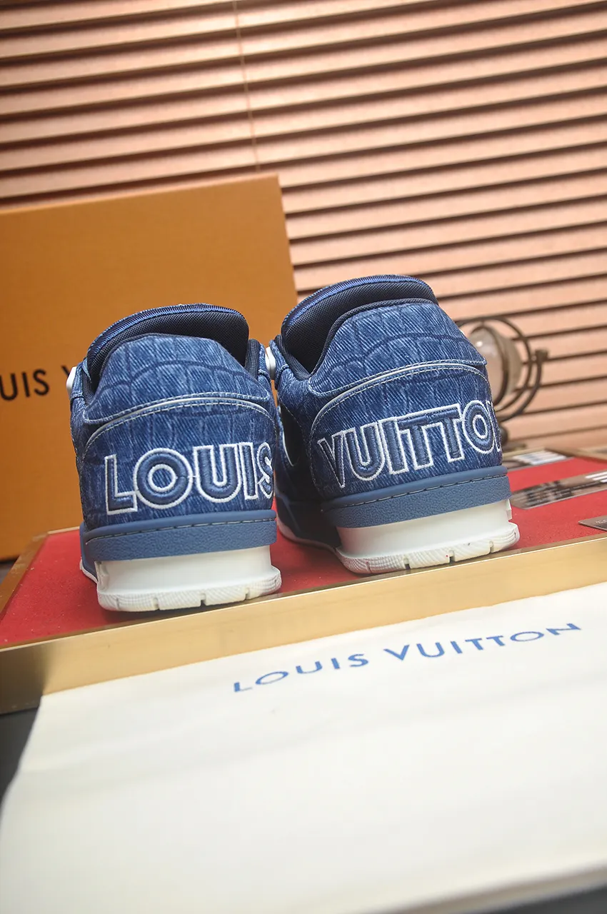 Men's men's shoes 💰640💶Original development, quality shipping, welcome to compare - LV sneaker series LV Trainer Maxi sneakers introduce the loose silhouette of the ready-to-wear series into the LV Trainer sneaker design written by Virgil Abloh, making an eye-catching appearance in the spring and summer men's wear shows. The cow leather upper is combined with rough fabric laces, and colorful beading highlights the brand's classic elements. LV letters mark the tongue and Monogram floral outsole. Mixed materials Made of first-layer cowhide, wrapped in imported custom-printed denim, thick shoelace design, large Monogram print on the side, "lv 54" badges on the tongue and heel, rubber outsole decorated with Monogram flowers, mesh lining and cotton feet, the comfort is as extreme as ever, premium heritage, quality first, worth owning! Size: Women's 35-39 (customized at 40, non-refundable) Men's 39-45 (customized at 38.46, non-refundable) ♡Full set of packaging with original gift box